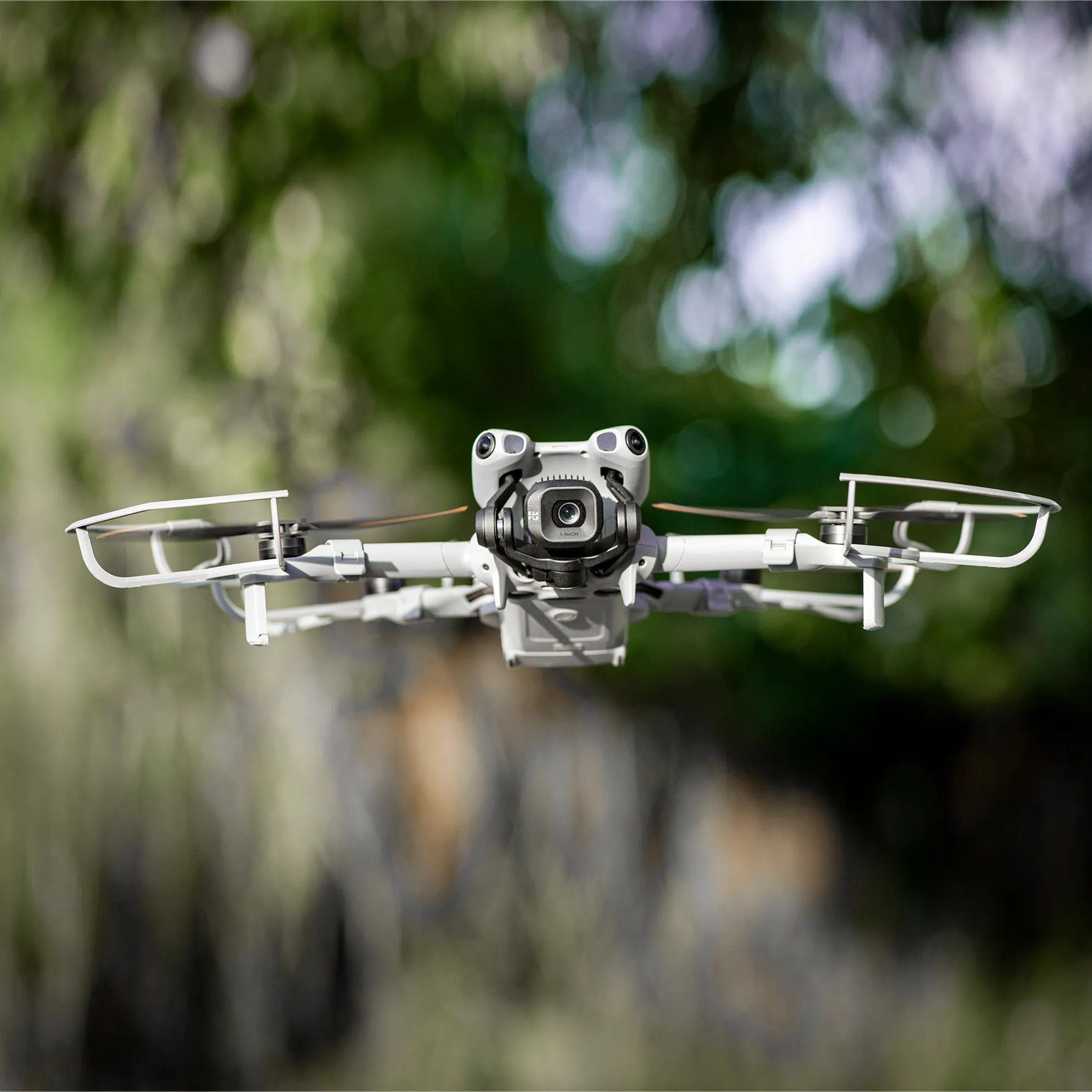 DJI Mini 5 Pro con protezione eliche STARTRC vista frontale