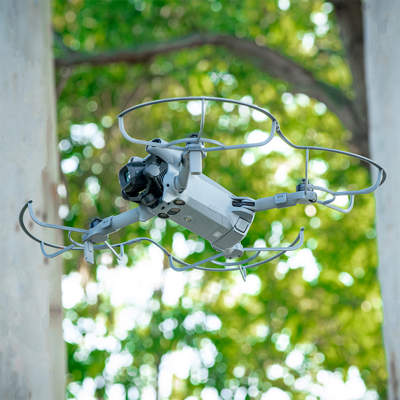DJI Mini 5 Pro con paraeliche STARTRC in volo