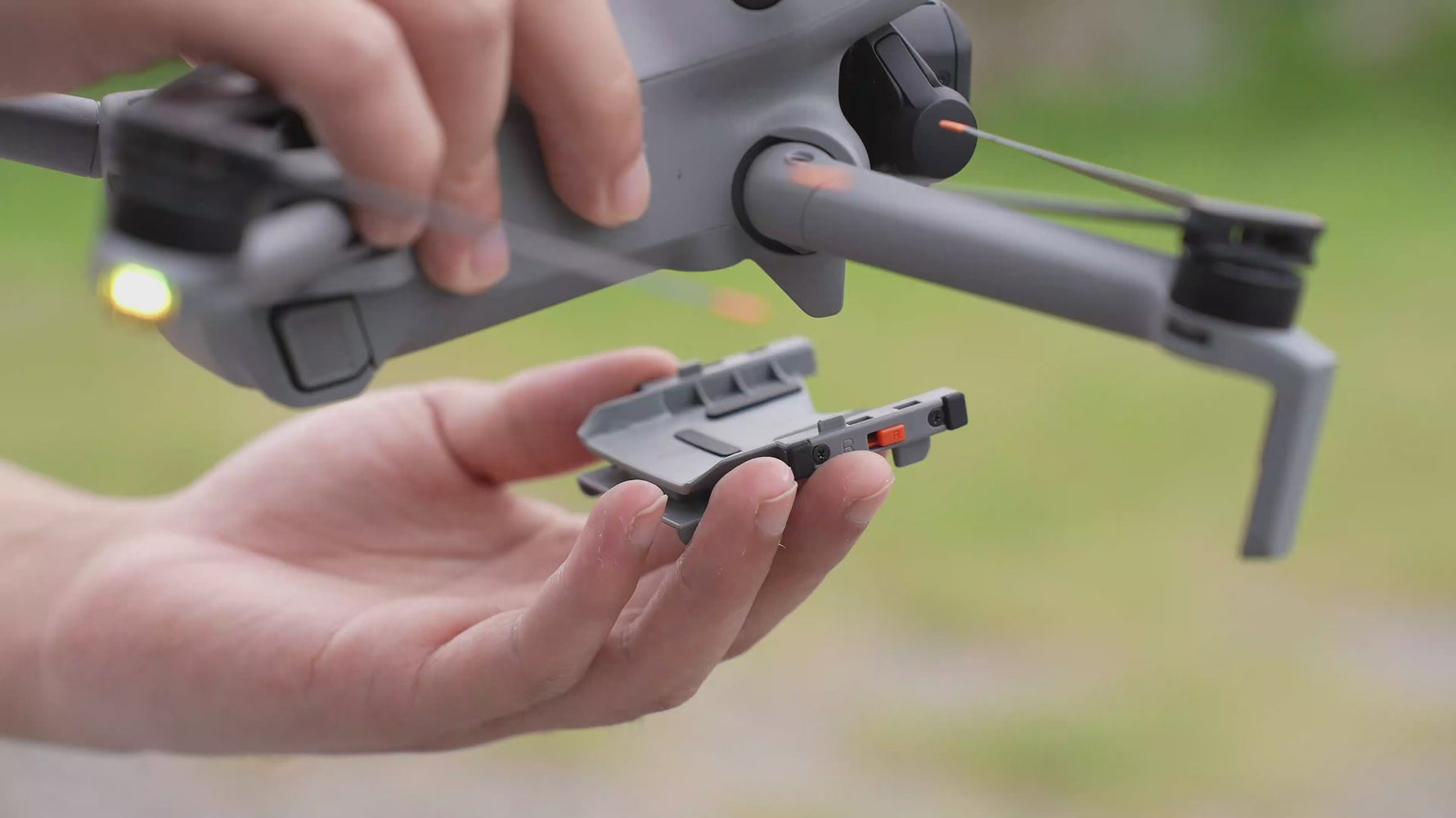 Video demonstration of the STARTRC DJI Mini 5 Pro airdrop, showing easy photosensitive control via the drone's fill light.