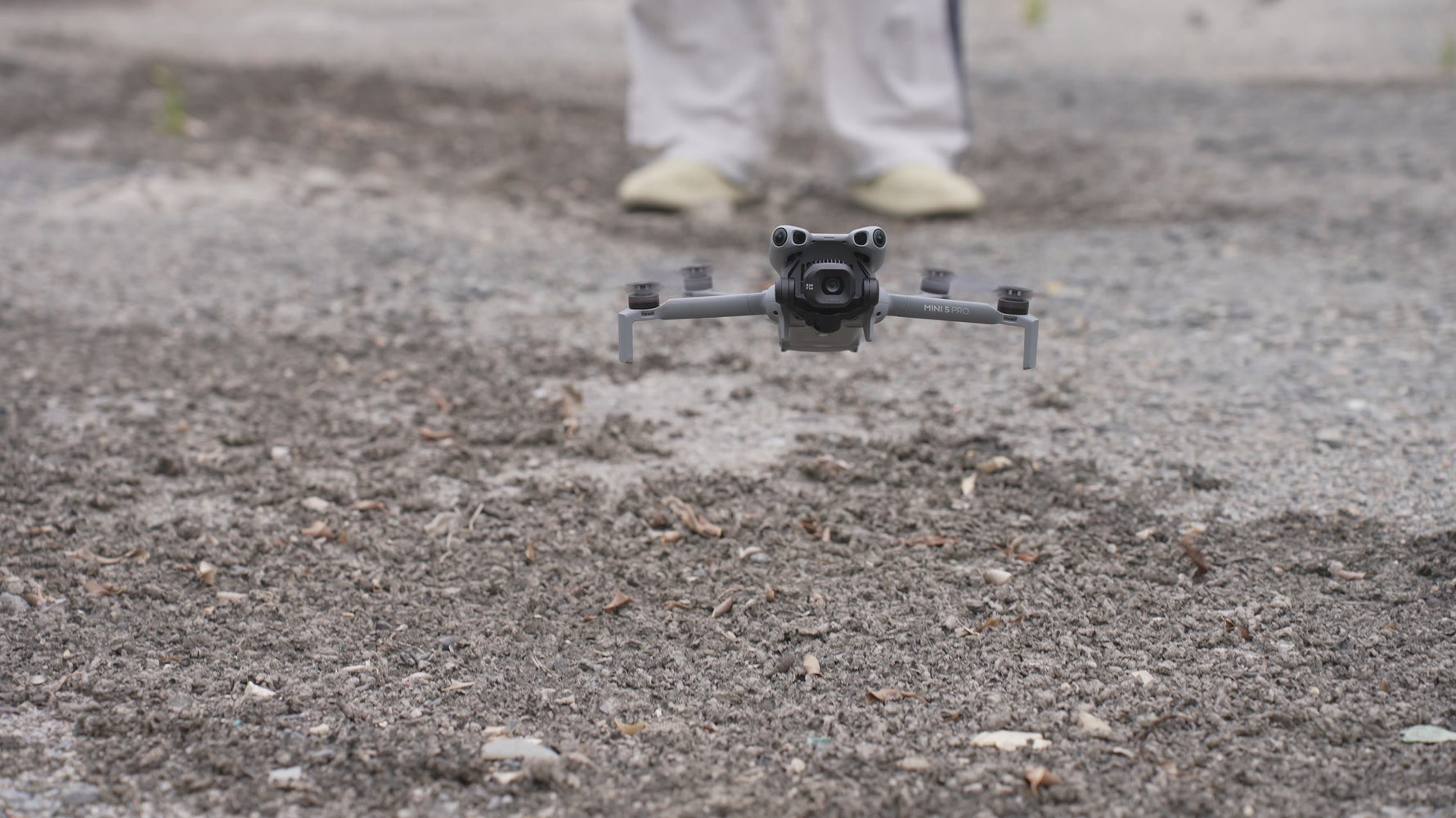 Video demonstration of the STARTRC DJI Mini 5 Pro landing gear ensuring stable takeoffs and landings on uneven outdoor surfaces.