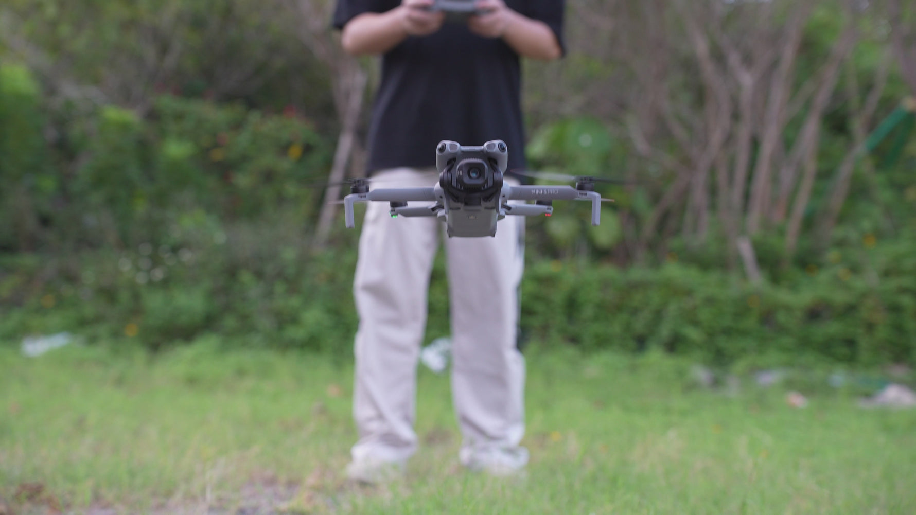 ideo demonstration showing how the STARTRC landing gear allows for easy DJI Mini 5 Pro battery swaps without removal.