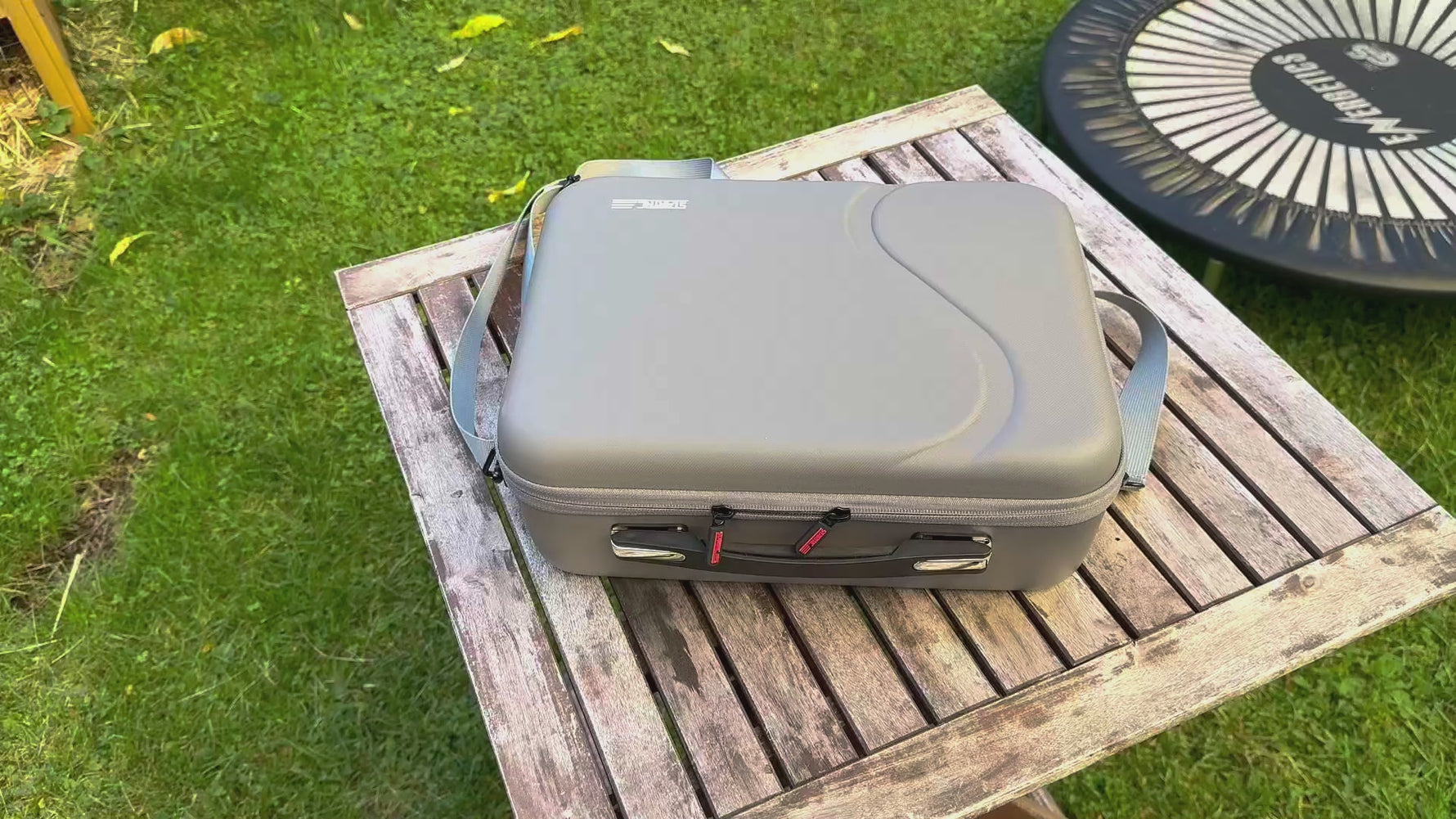 Video demonstration of the DJI Avata 2 carrying case's durability and ease of use in a daily outdoor travel environment.